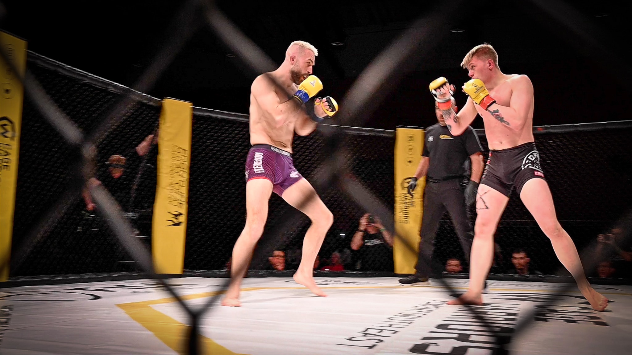 Lukas Birkelid i England for å kjempe i MMA-buret