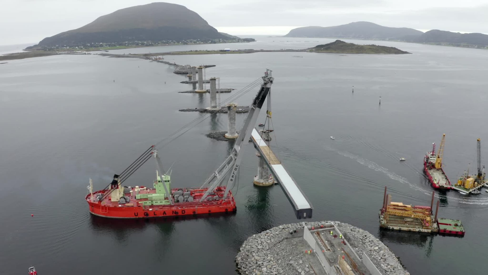 Bygger 800 meter lang bru – løfter fleire hundre tonn tunge element