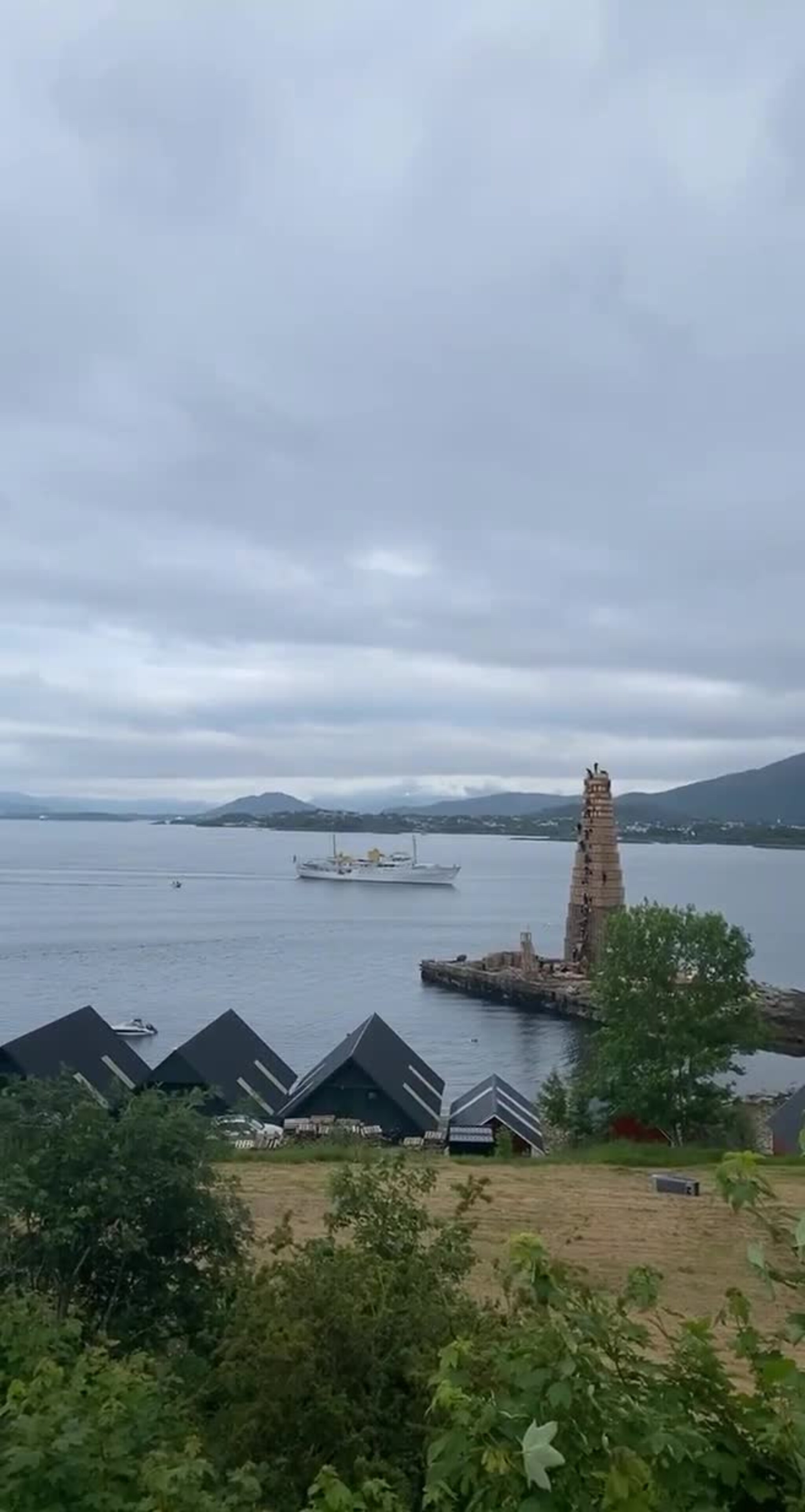 Dronninga hilser til bålgjengen