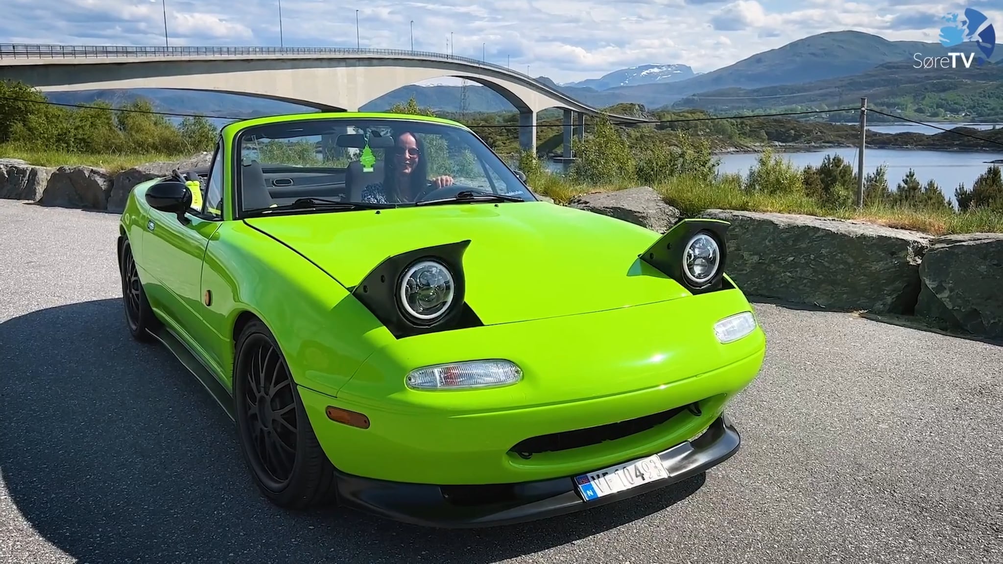 Full tenning - To knallgrøne Mazda