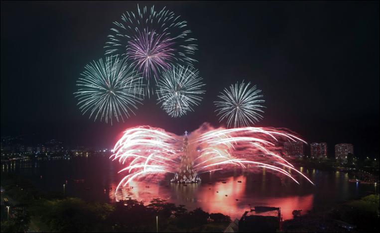Her tennes verdens største flytende juletre