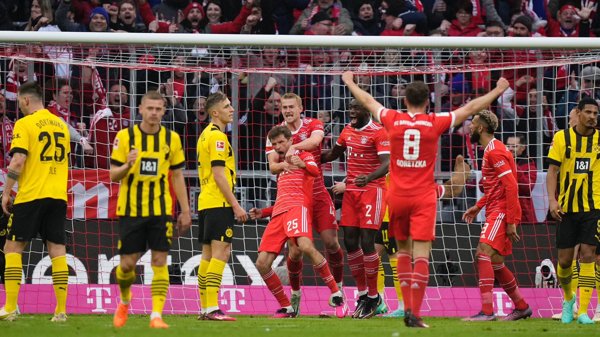 Il Bayern festeggia il gol contro il Dortmund: Ryerson la prima sconfitta