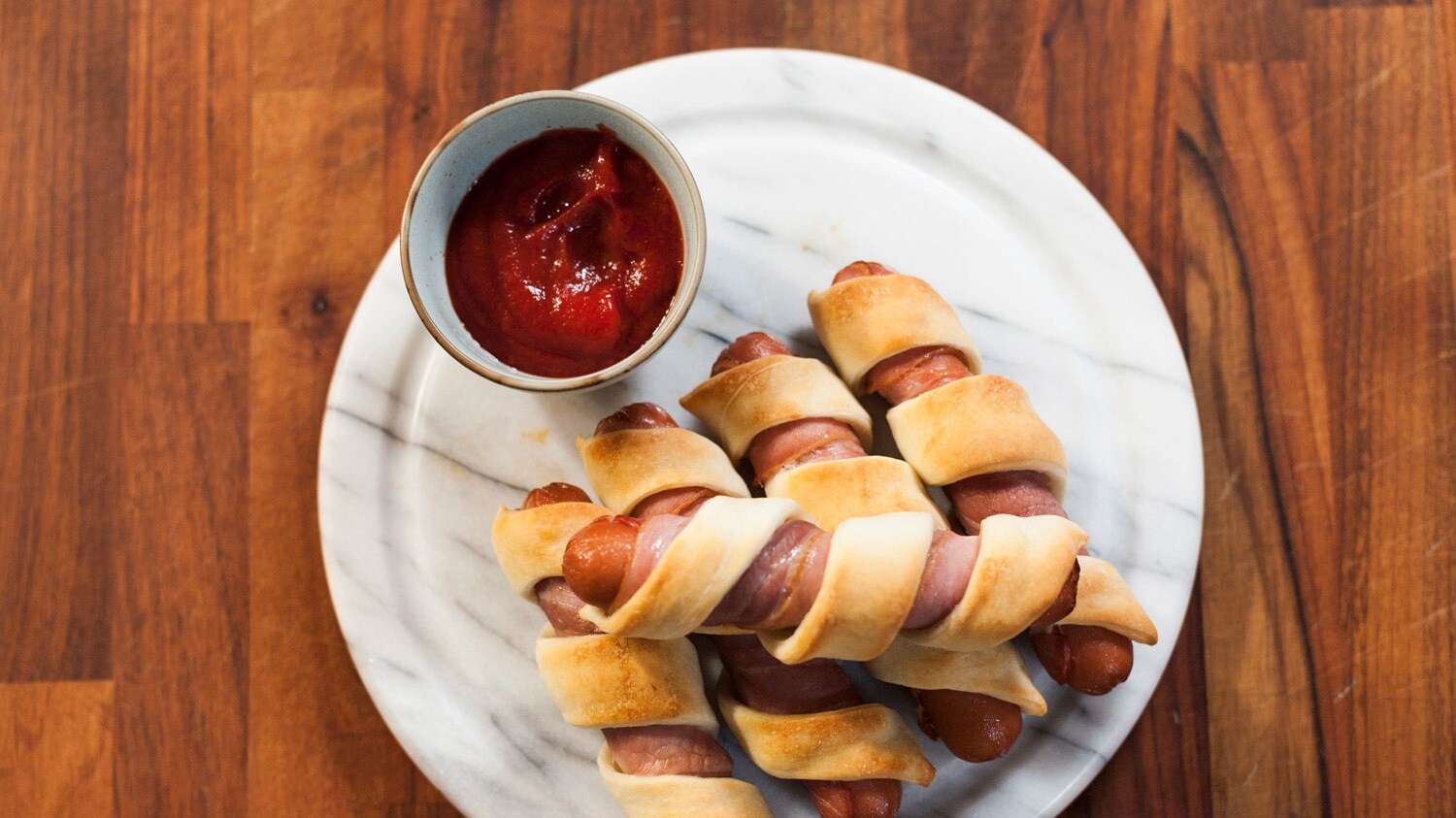 Slik lager du innbakt baconpølse - VGTV