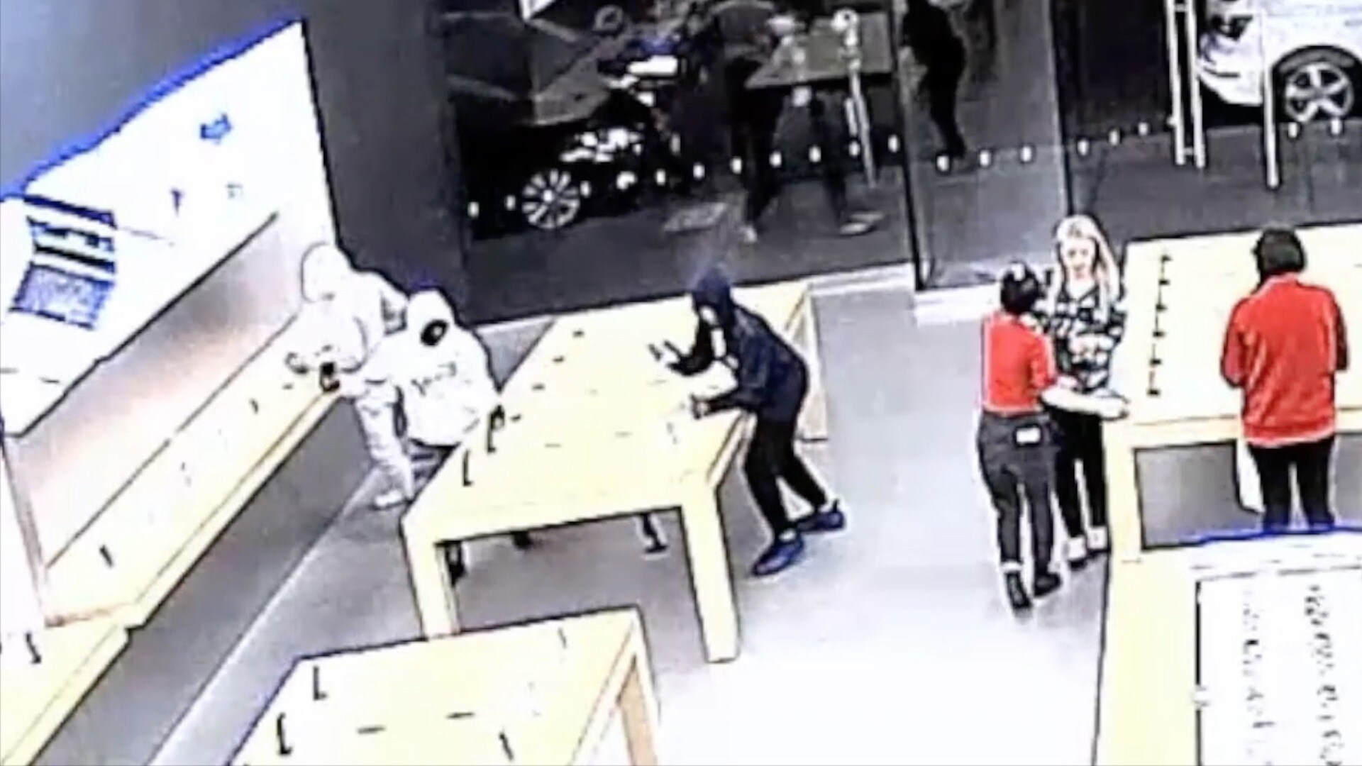 Умная блокировка Apple Store: грабители бросили украденные iPhone
