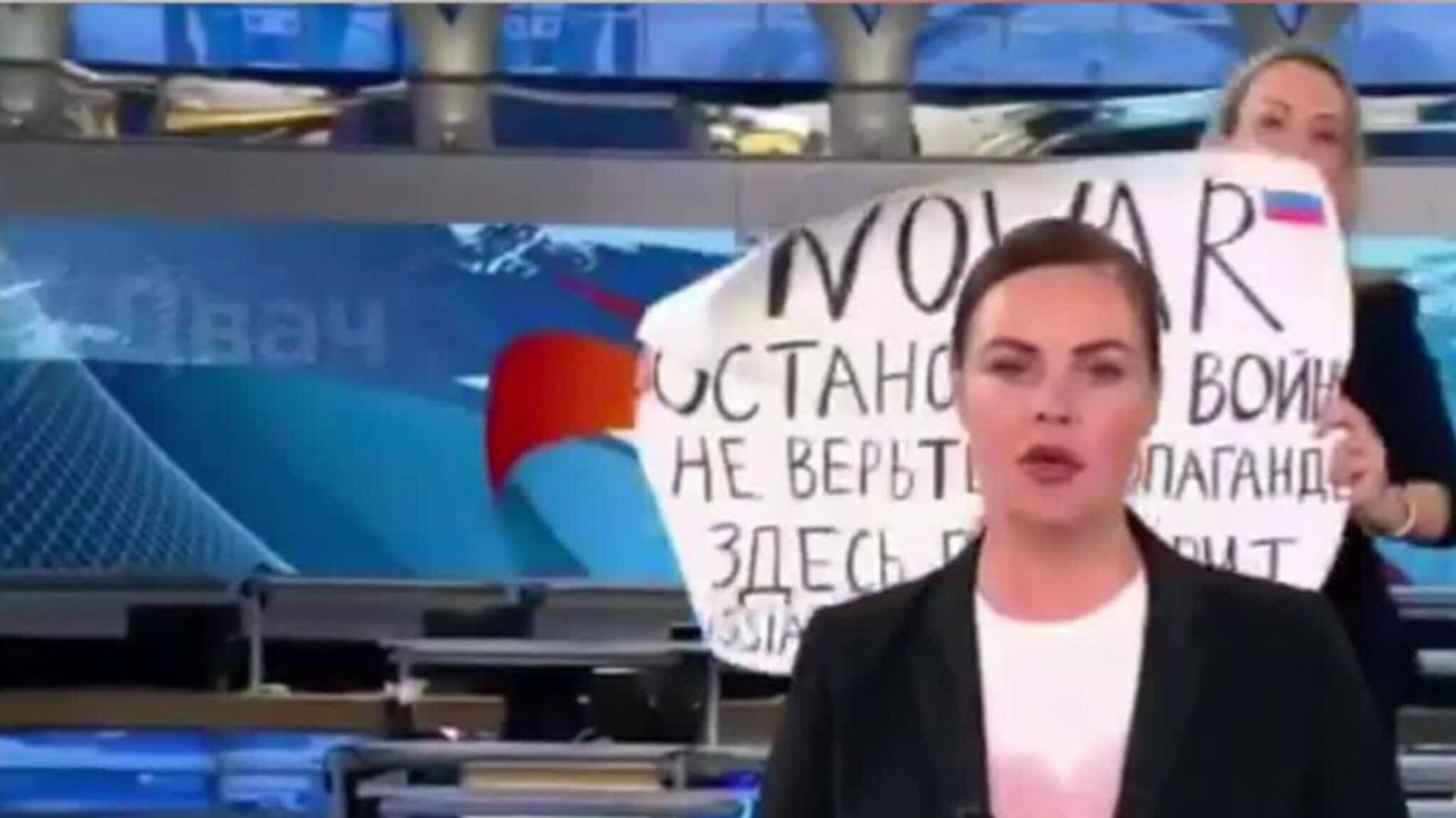 Doppia trasmissione televisiva russa con messaggio contro la guerra – VG