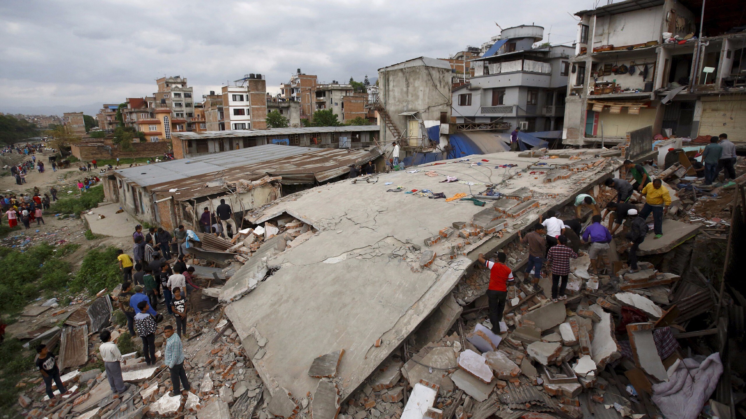 Enorme ødeleggelser i Nepal etter det største jordskjelvet på 80 år VGTV