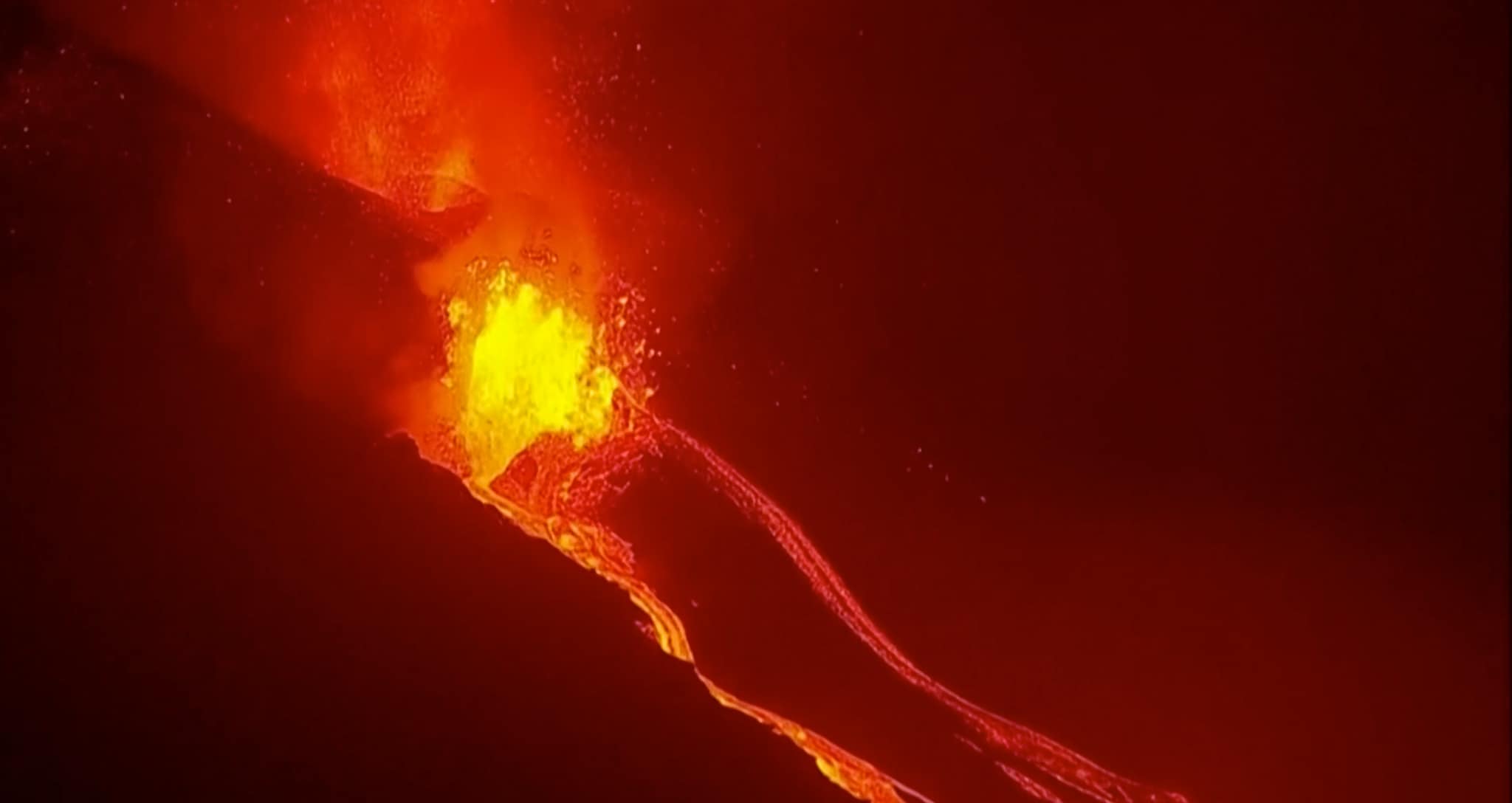 Lava flows into the sea at La Palma – VG