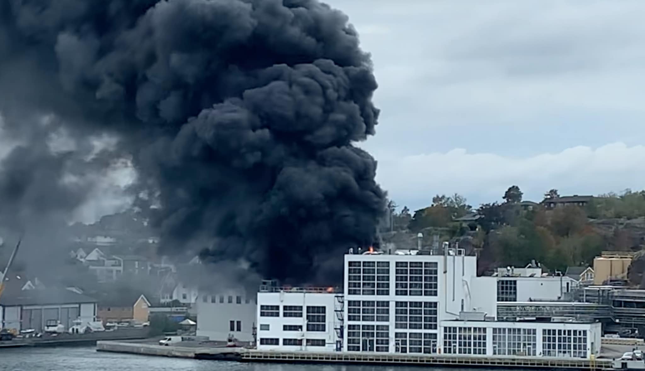 Fire at Jotun factory in Sandefjord – danger of spreading to neighboring buildings – VG