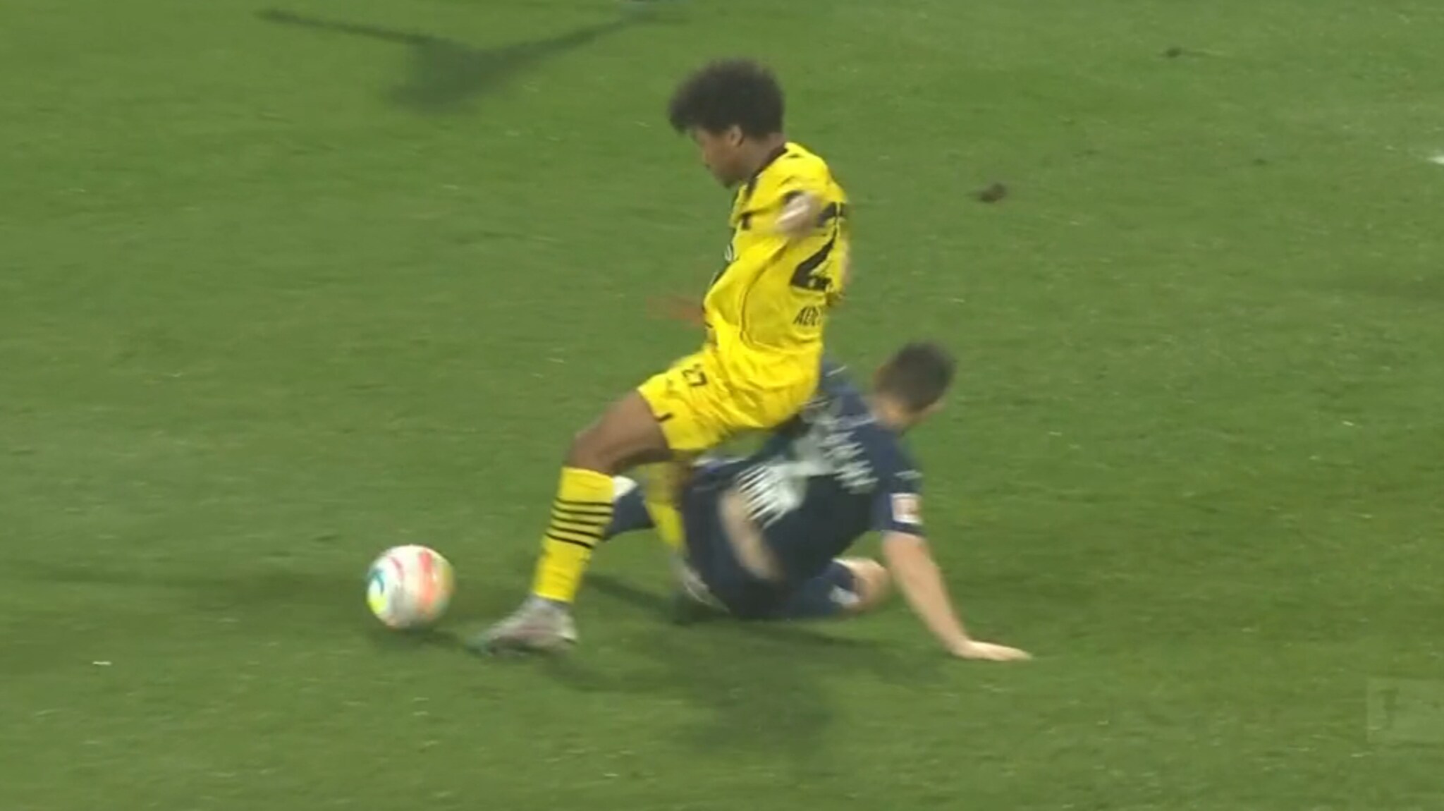 Threatening the referee after a huge mistake in the Dortmund match – he gets protection