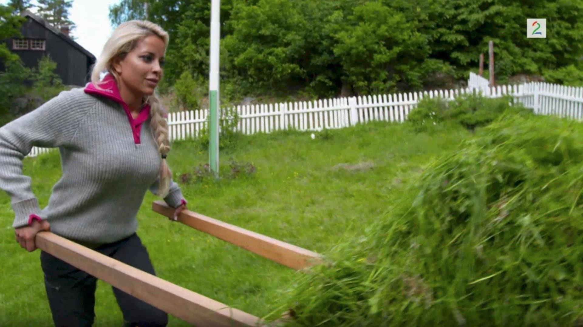 Linni må bytte ut puppene etter «Farmen kjendis»