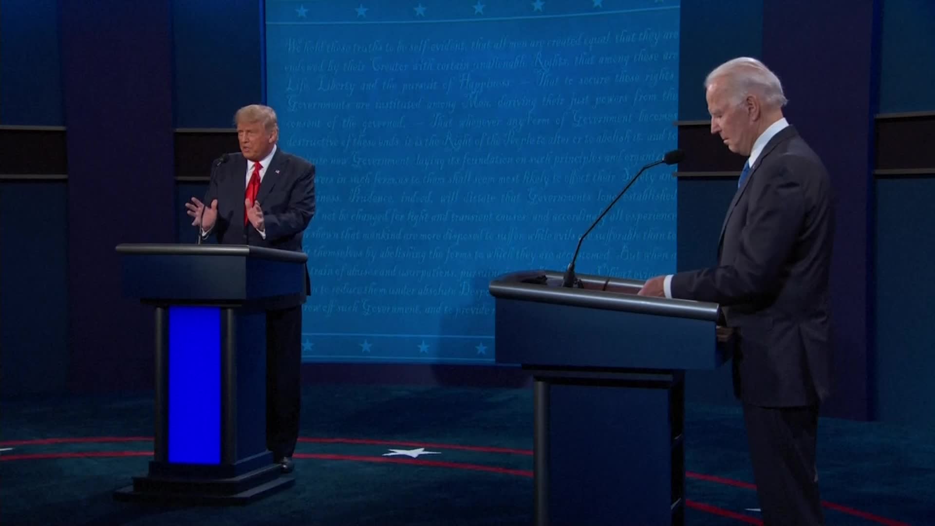 Трамп задумчивый. Рейтинг трампа после дебатов. Трамп в синем костюме. Рейтинг трампа после дебатов. Рейтинг трампа после дебатов.