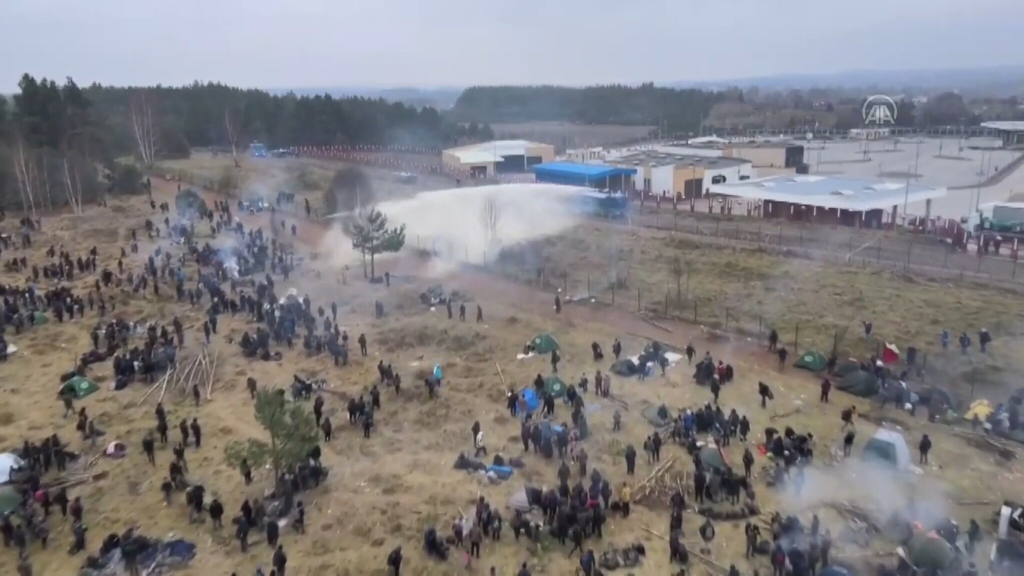 Uses water cannons and tear gas against migrants at the border – VG