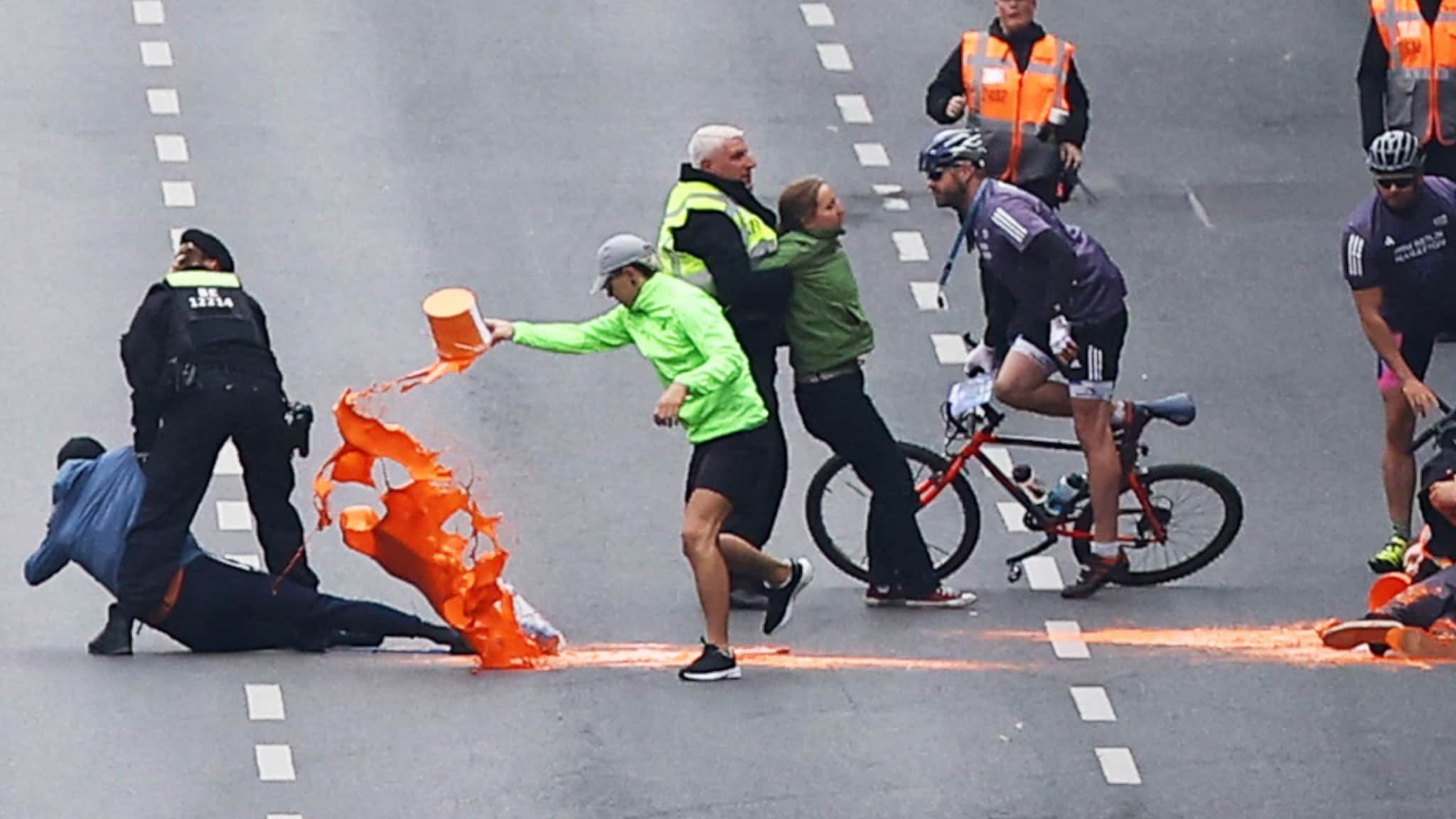 Gli attivisti ambientali creano il caos durante la maratona di Berlino