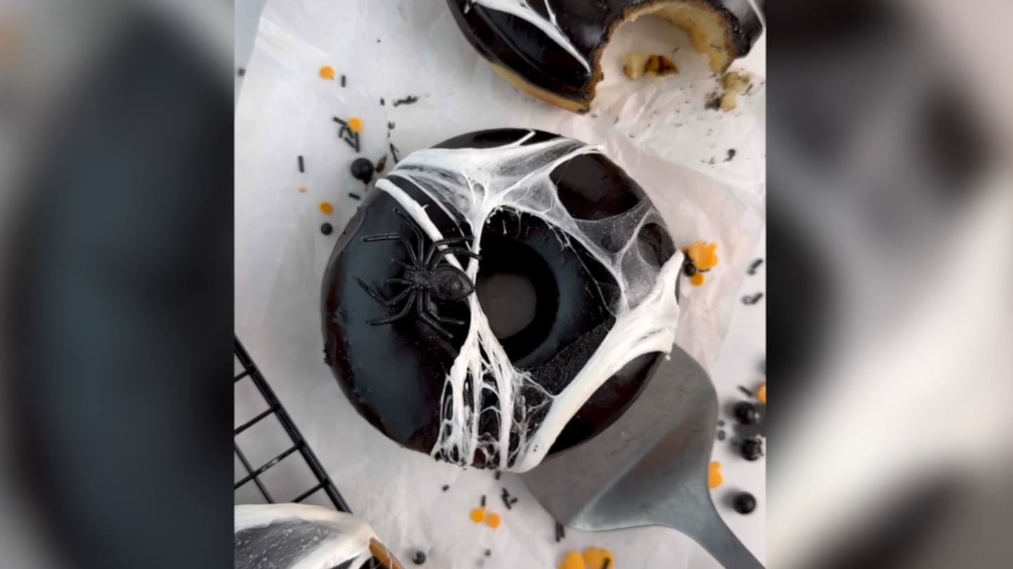 Halloween-donuts med marshmallow-spindelvev 